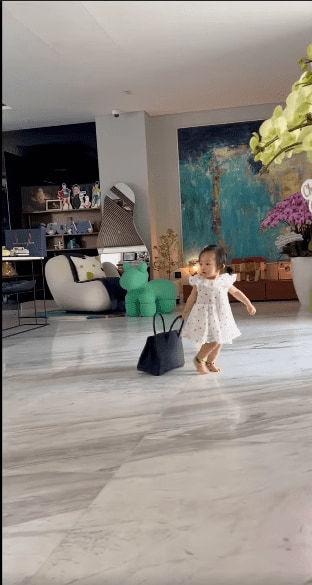 Cường Đô La đưa vợ và con gái gần 2 tuổi đi shopping như bà hoàng-10