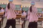 Phản cảm nữ sinh tụt quần nhảy nhót giữa lớp