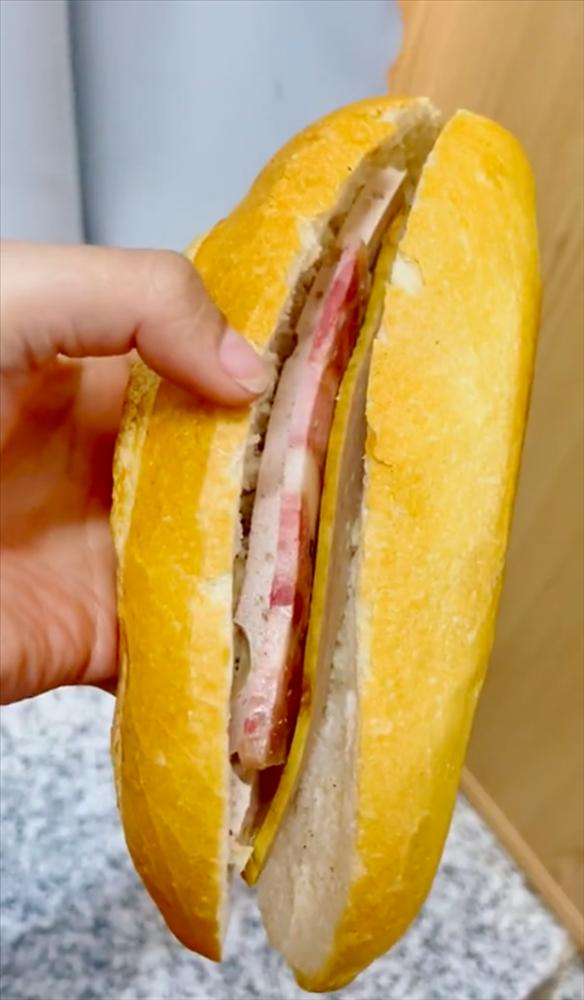 Ổ bánh mì 20k khách đông bán không kịp ở Trà Vinh, đắt xắt ra miếng-2