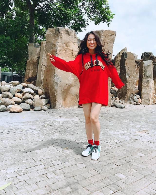 Hòa Minzy, Thiều Bảo Trâm mix áo nỉ không quần giữa trời rét run-1