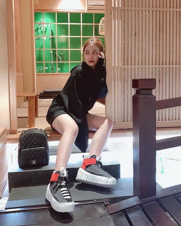 Hòa Minzy, Thiều Bảo Trâm mix áo nỉ không quần giữa trời rét run-5