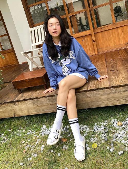 Hòa Minzy, Thiều Bảo Trâm mix áo nỉ không quần giữa trời rét run-13