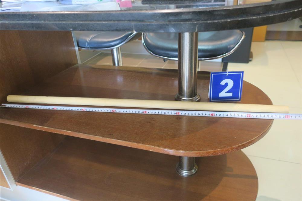 Dì ghẻ đánh chết con chồng 8 tuổi: Gãy roi mây thay bằng gậy gỗ-2