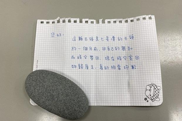 Hi hữu du khách lấy trộm sỏi trên bãi biển rồi xin lỗi và trả lại-1