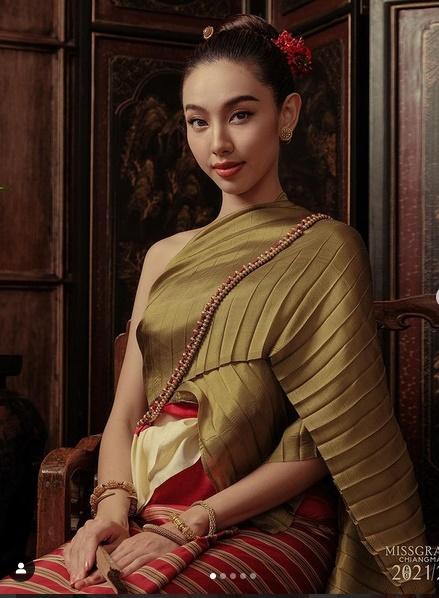 Thùy Tiên cân đẹp từ áo dài Việt đến trang phục dân tộc Thái Lan