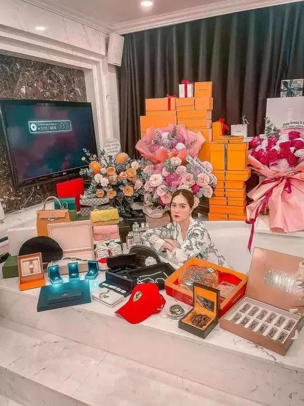 Kiểm kê quà cáp giới nhà giàu tặng người thân: Ai trội nhất?-5