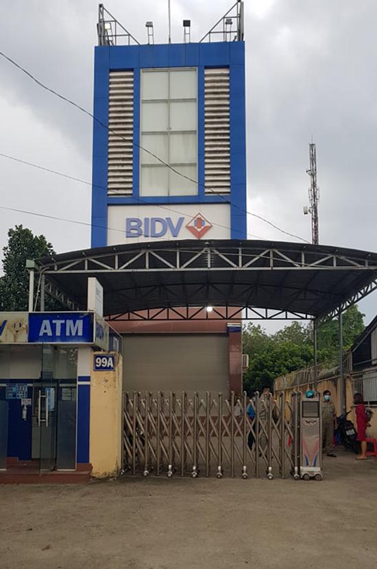 NÓNG: Cướp ngân hàng giữa ban ngày ở Bình Dương-1