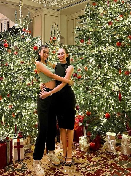 So kè gái rượu, mẹ Tiểu Vy trẻ trung khác nào chị em với con gái-1