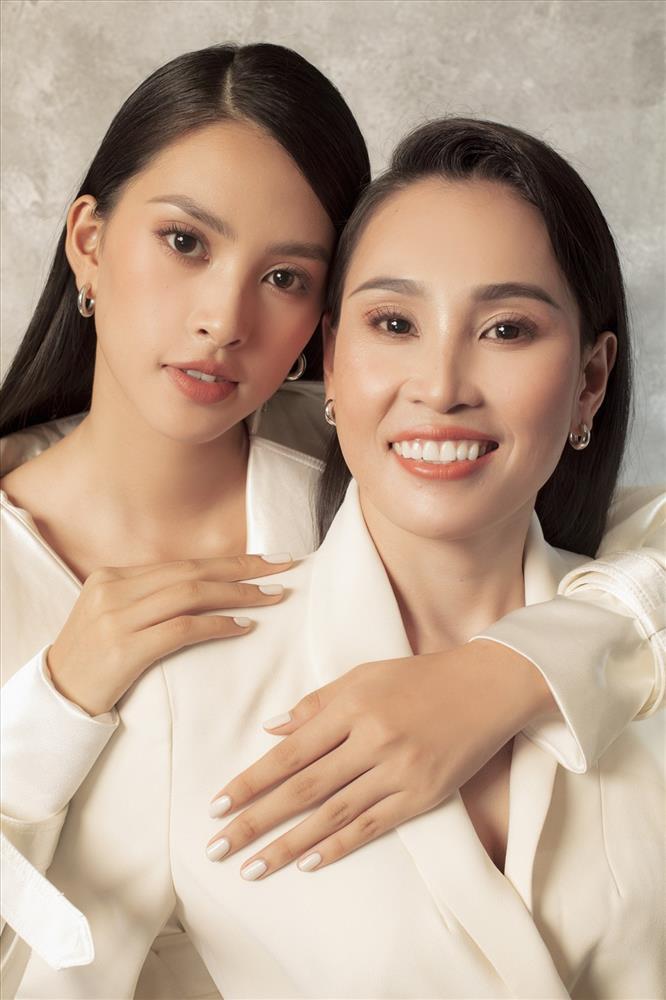 So kè gái rượu, mẹ Tiểu Vy trẻ trung khác nào chị em với con gái-3