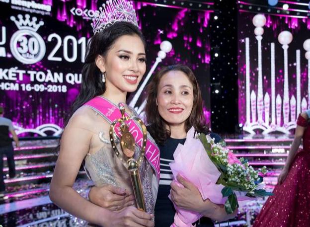 So kè gái rượu, mẹ Tiểu Vy trẻ trung khác nào chị em với con gái-8