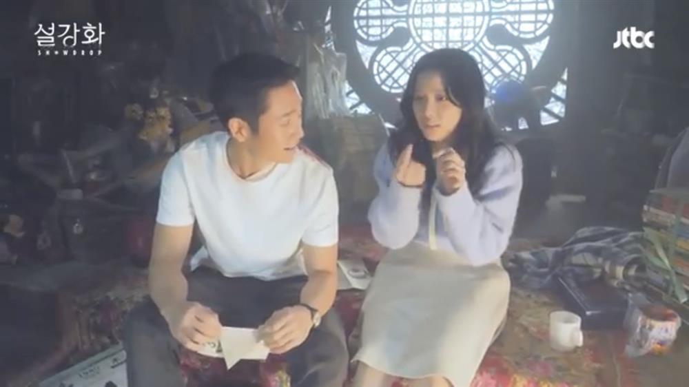 Hậu trường ngọt sâu răng giữa Jisoo và Jung Hae In trong Snowdrop-1