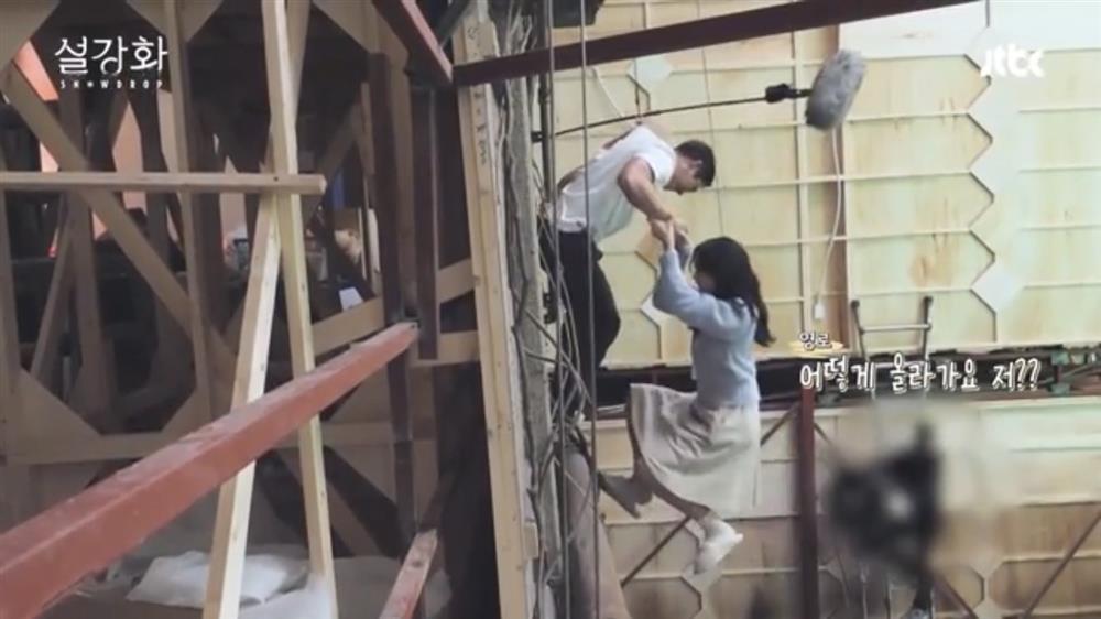 Hậu trường ngọt sâu răng giữa Jisoo và Jung Hae In trong Snowdrop-7