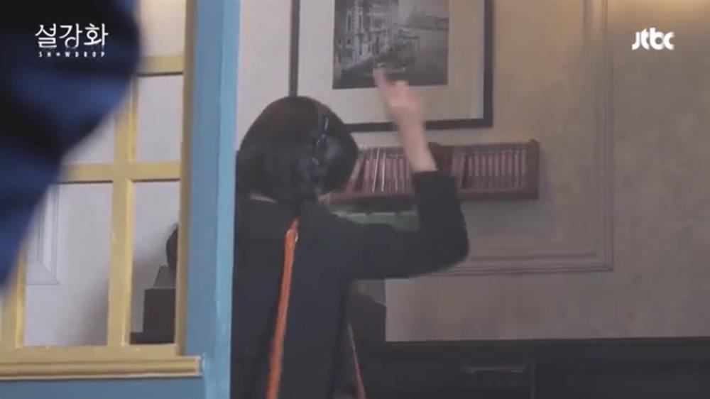 Hậu trường ngọt sâu răng giữa Jisoo và Jung Hae In trong Snowdrop-17