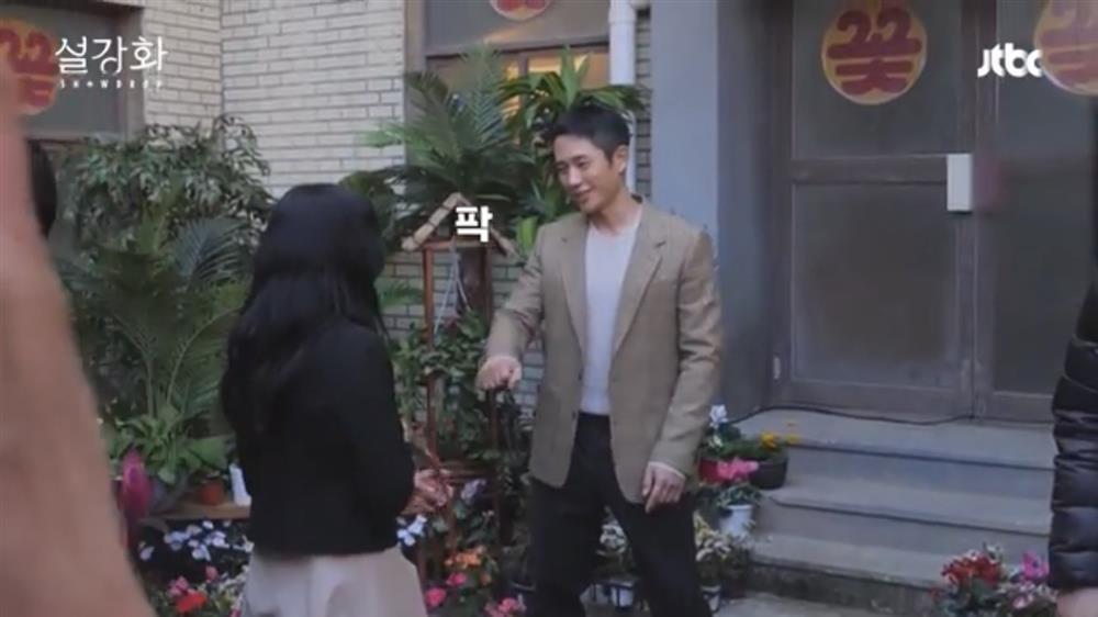 Hậu trường ngọt sâu răng giữa Jisoo và Jung Hae In trong Snowdrop-15