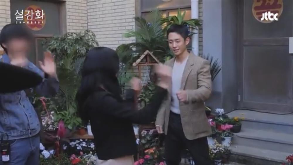 Hậu trường ngọt sâu răng giữa Jisoo và Jung Hae In trong Snowdrop-16