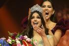 SỐC: Tân Miss Universe thoái vị sau 15 ngày đăng quang?
