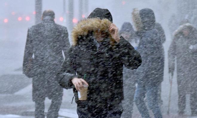 Giữa bão tuyết, 2 cô gái Hàn Quốc ôm khư khư ly cà phê đá đu trend-3