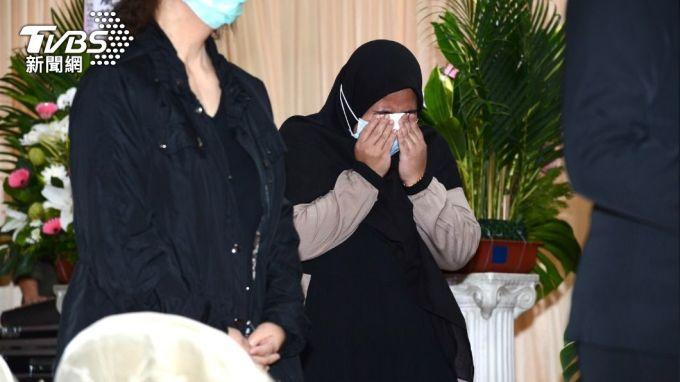 Giúp việc túc trực bên linh cữu Trần Tùng Dũng-1