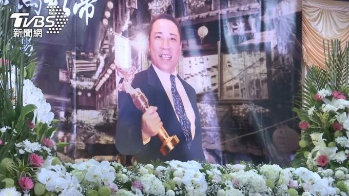 Giúp việc túc trực bên linh cữu Trần Tùng Dũng-2