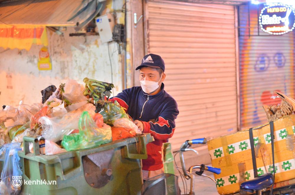 Anh Tuấn (48 tuổi) đang tay trần tìm những thứ có thể dùng được trong thùng rác. Anh cho biết, thời tiết lạnh ảnh hưởng nhiều đến công việc, chính vì vậy, anh phải đạp xe suốt đêm để tìm đủ những thứ có thể dùng được, bán được để nuôi các con