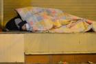 Xót xa cảnh con gái 6 tuổi theo mẹ ngủ vỉa hè dưới cái lạnh 12 độ ở Hà Nội