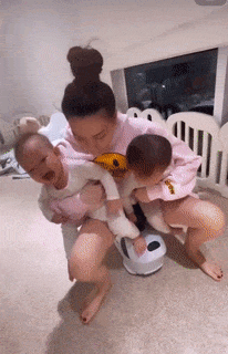 Hồ Ngọc Hà làm đủ trò cho con cười, nhìn vừa hài vừa thương-4