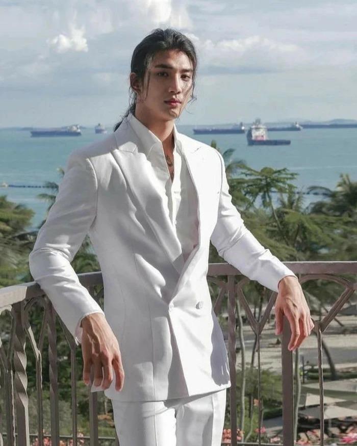 Mẫu nam nhận danh hiệu đẹp trai nhất thế giới 2021 bị đi tù 3 năm-2