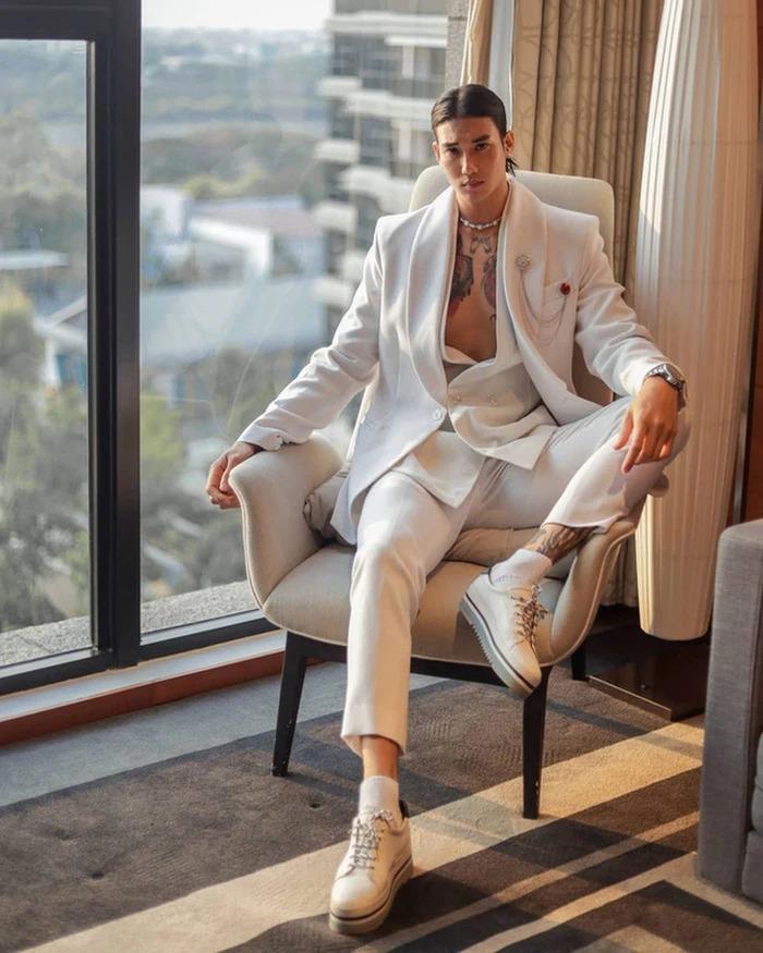 Mẫu nam nhận danh hiệu đẹp trai nhất thế giới 2021 bị đi tù 3 năm-6