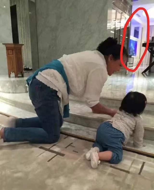 Vừa ly hôn Từ Hy Viên, Uông Tiểu Phi đưa ngay gái đẹp về nhà-4