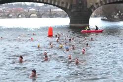 Hàng trăm người thi bơi qua sông lạnh cóng, nhiệt độ âm 3 độ C