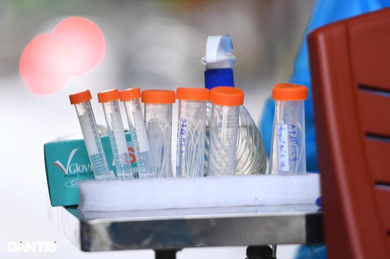 Chuyên gia nói gì về khả năng lây cộng đồng của ca Omicron đầu tiên?-1