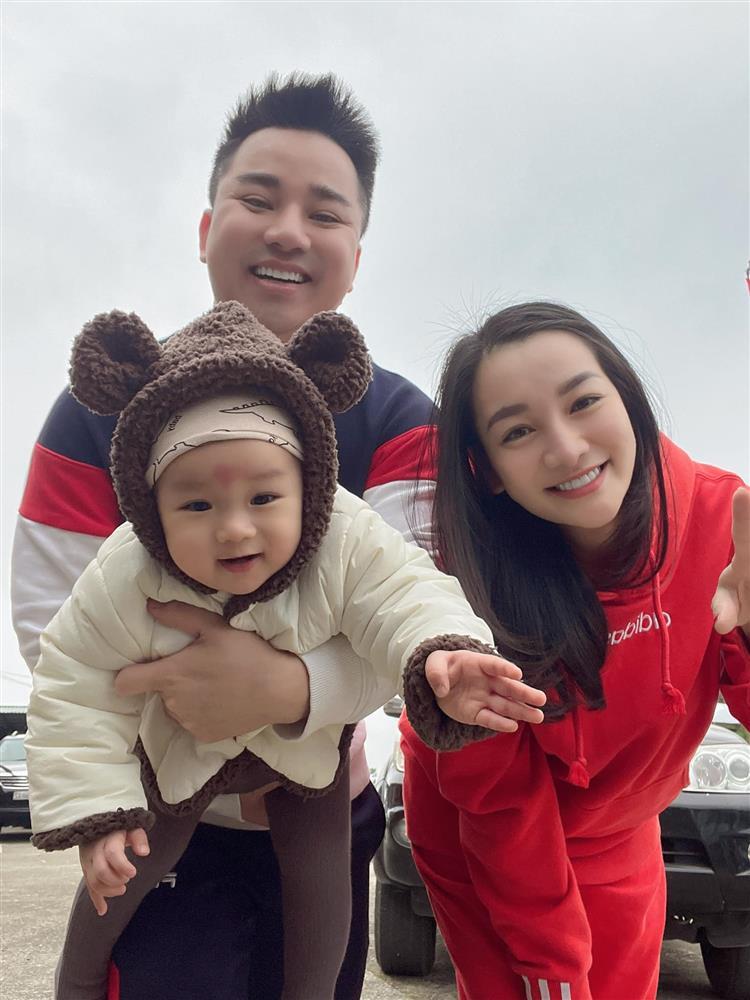 Bất ngờ ngoại hình con thứ 5 của Hữu Công và Thủy Tiên-1