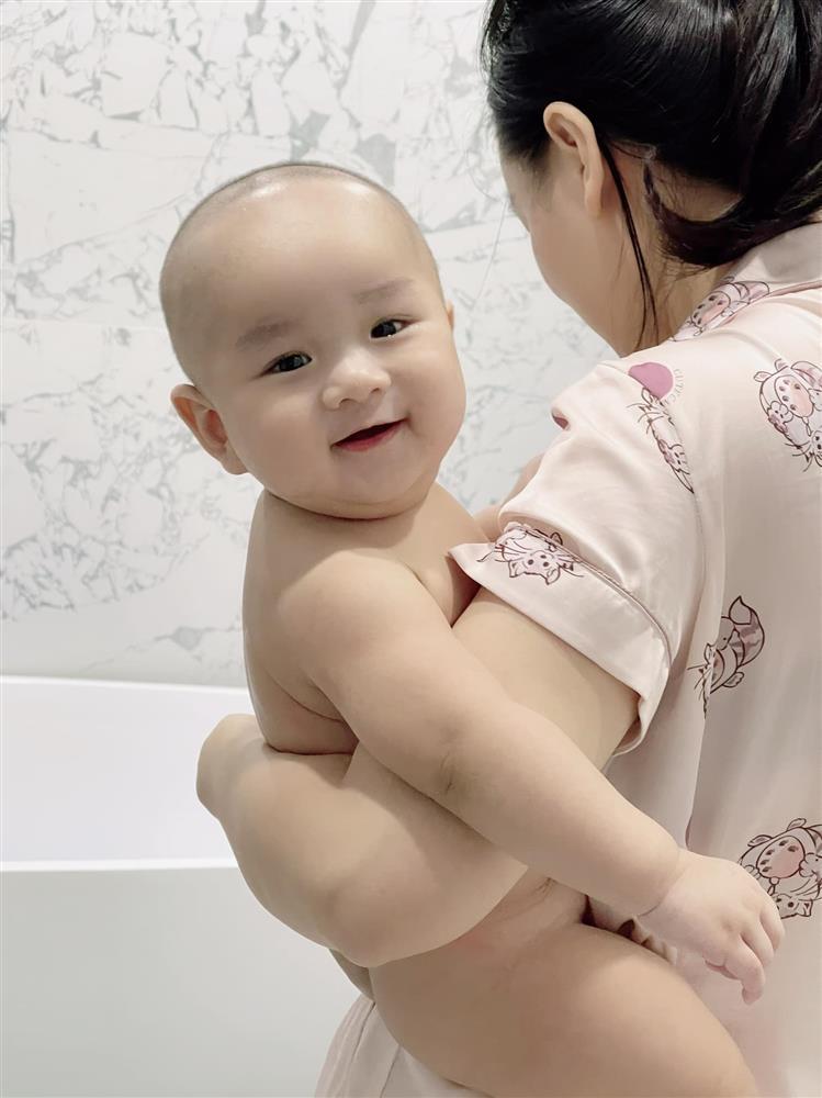 Bất ngờ ngoại hình con thứ 5 của Hữu Công và Thủy Tiên-11