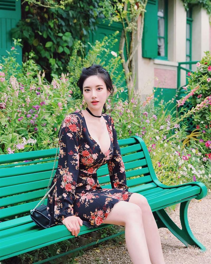 Mặc nội y ngồi chơi piano phản cảm, nữ Youtuber bị khóa kênh-4