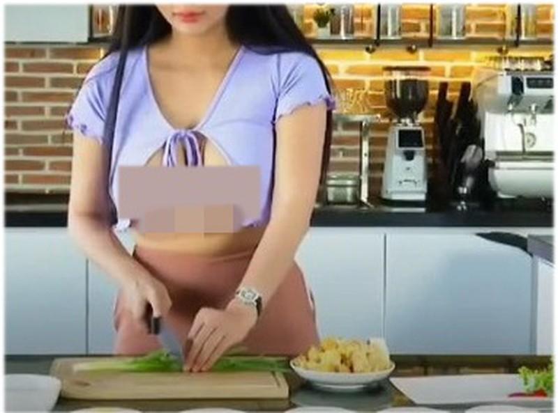 Mặc nội y ngồi chơi piano phản cảm, nữ Youtuber bị khóa kênh-9