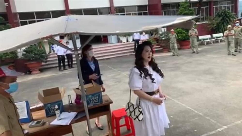 Outfit toàn hàng hiệu, kim cương bà Phương Hằng mặc đến tòa-2