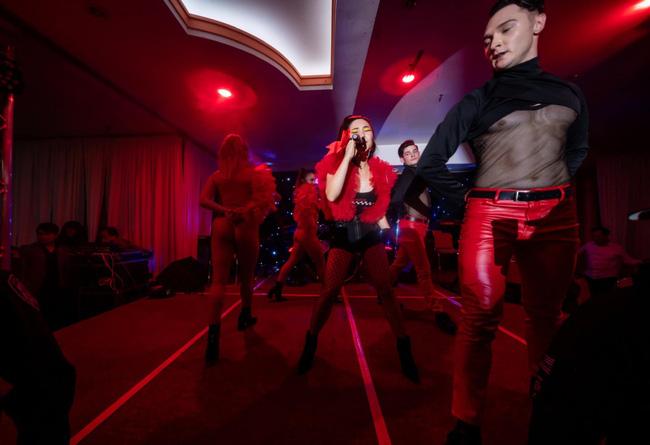 Hương Tràm khoe body bốc lửa, chạy show ngang dọc nước Mỹ-4