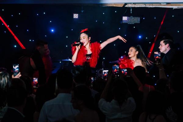 Hương Tràm học style Hoa hậu Hong Kong lên đồ hổng giống ai-10