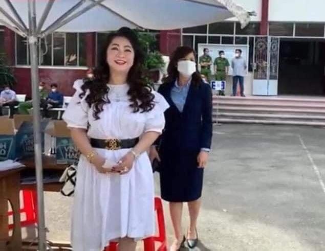 Hình ảnh bà Phương Hằng tại tòa án khác hẳn khi livestream-2