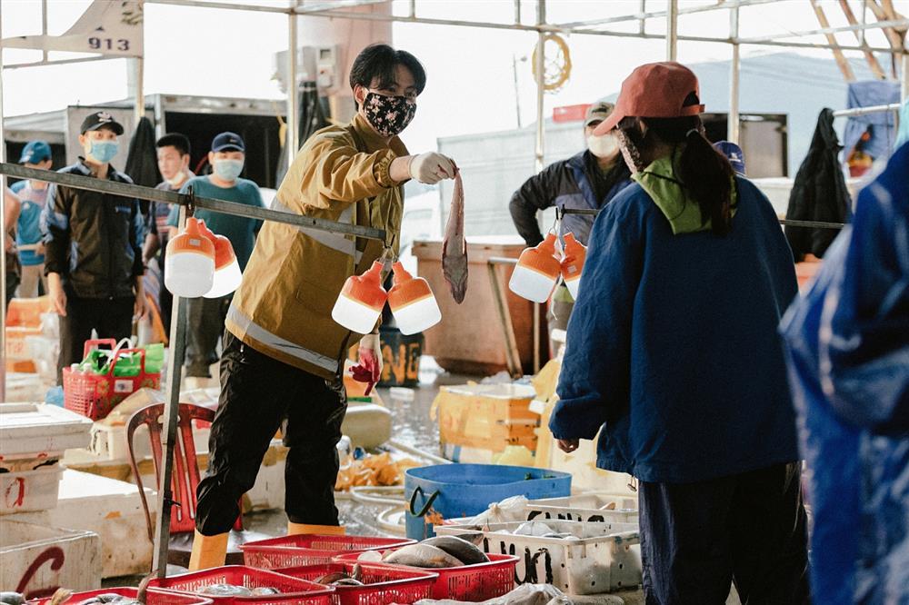 Ca khúc mới của Đen Vâu on top, netizen đùa đừng để mẹ nghe thấy-4