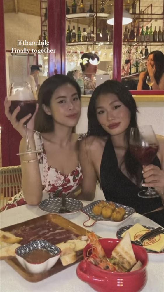 Bức ảnh hội tụ nhan sắc, tiền tài: Tiên Nguyễn so kè Thảo Nhi Lê-1