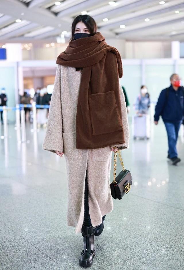 Quàng khăn to hơn người, siêu mẫu nội y Hà Tuệ vẫn chất lừ-3