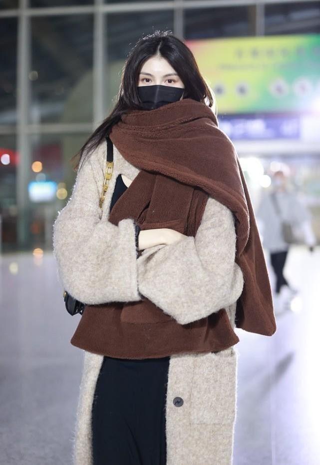 Quàng khăn to hơn người, siêu mẫu nội y Hà Tuệ vẫn chất lừ-4