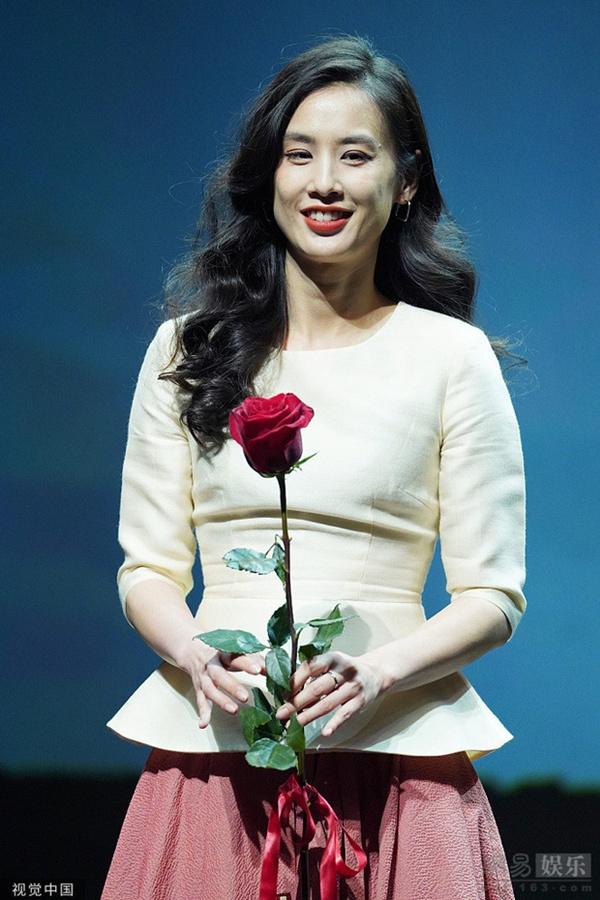 Bản sao Lưu Diệc Phi lộ làn da chảy xệ kém sắc ở tuổi U40-6