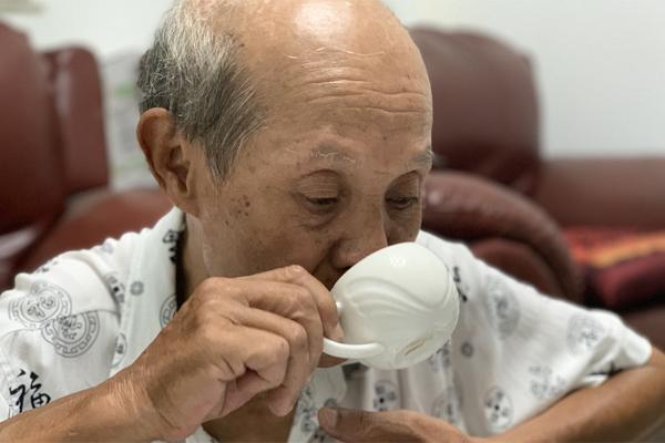 Nghệ sĩ Văn Toản tuổi xế chiều: Điếc hơn 10 năm vẫn lạc quan nghề mới-3