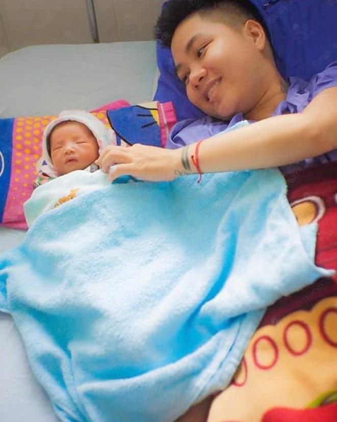 Ngoại hình con gái người đàn ông mang thai và vợ chuyển giới-4