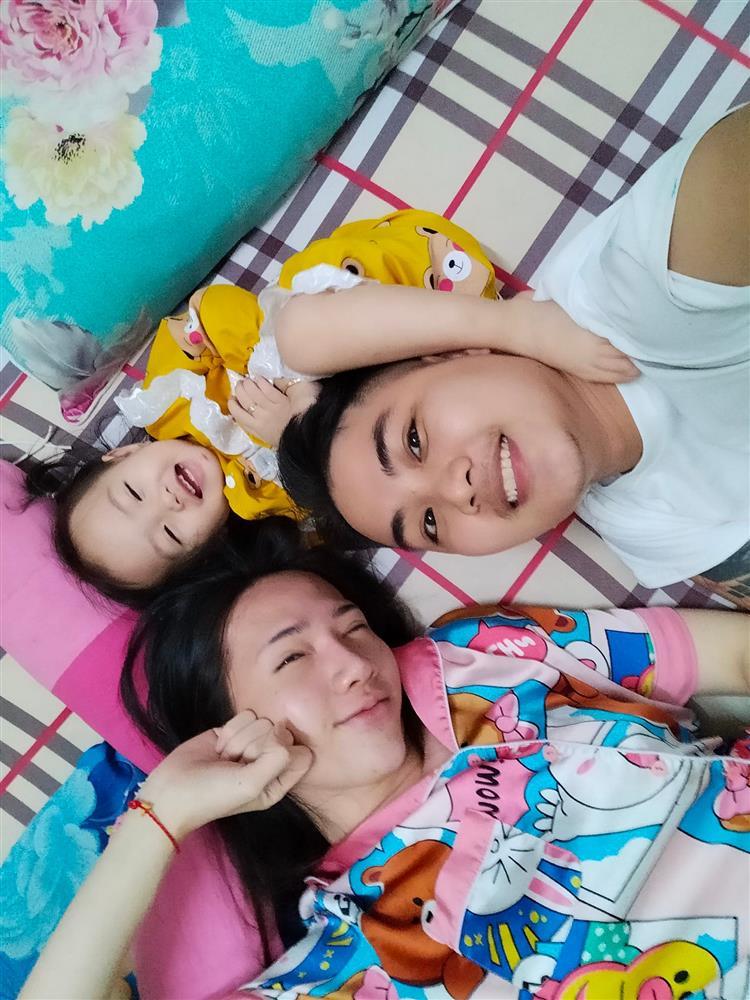 Ngoại hình con gái người đàn ông mang thai và vợ chuyển giới-7