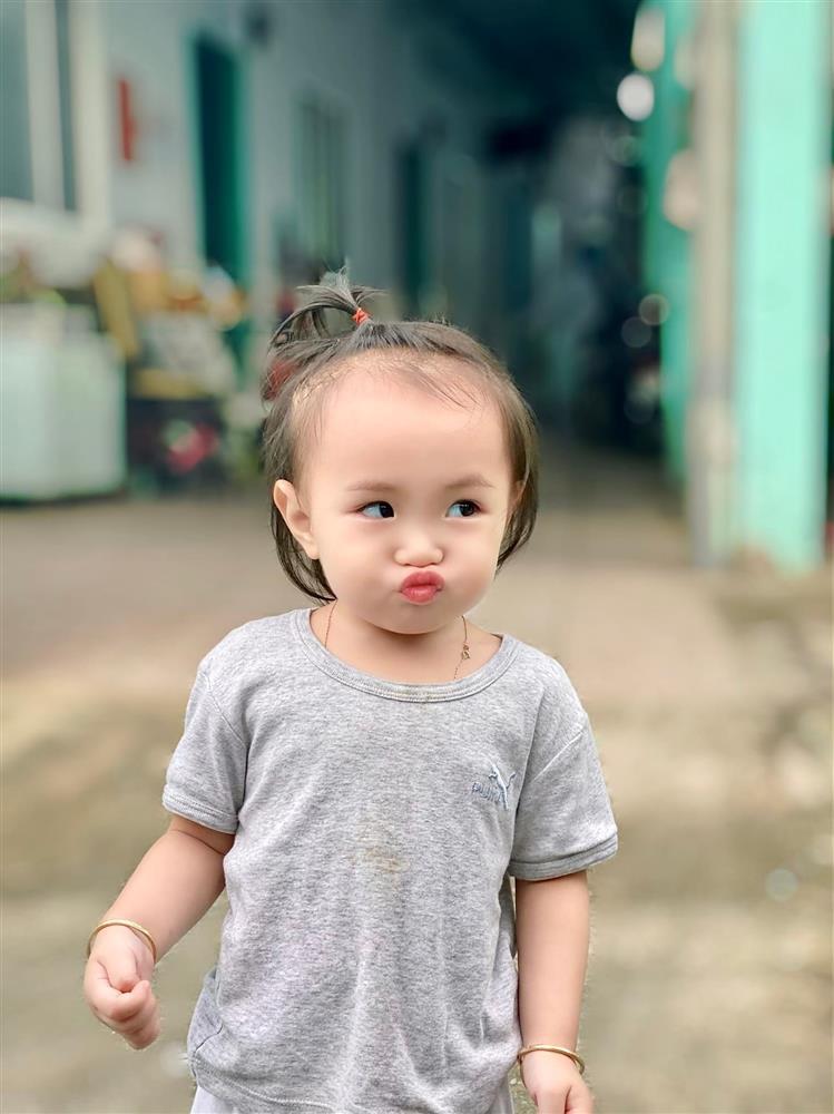 Ngoại hình con gái người đàn ông mang thai và vợ chuyển giới-10