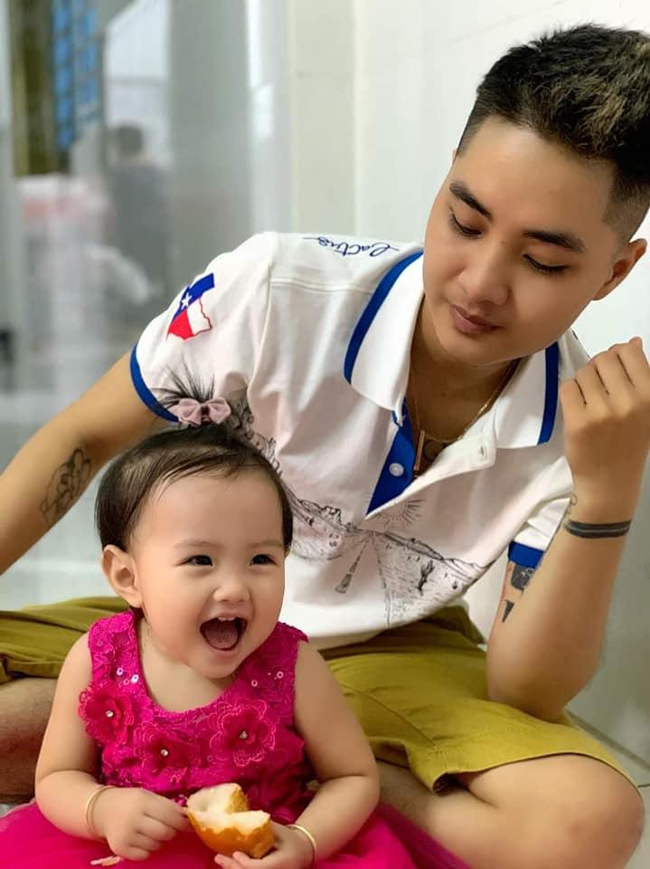 Ngoại hình con gái người đàn ông mang thai và vợ chuyển giới-9