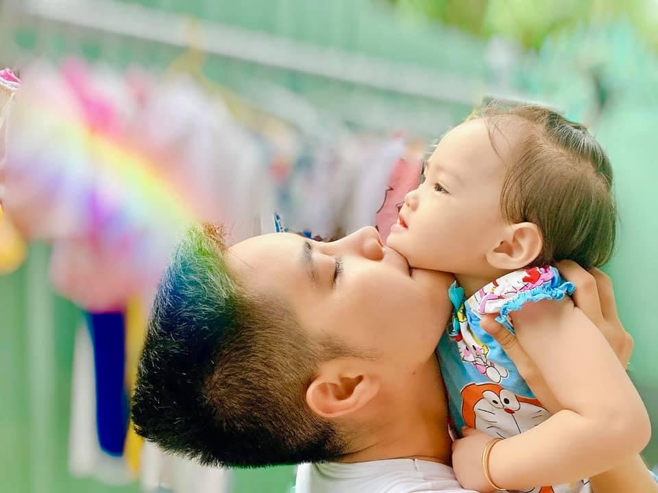 Ngoại hình con gái người đàn ông mang thai và vợ chuyển giới-11